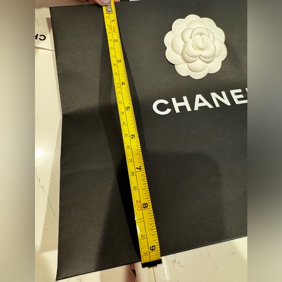 2 Chanel shopping bags with camellia flower and  ribbons, 2 small jewelry boxes. - Picture 9 of 9